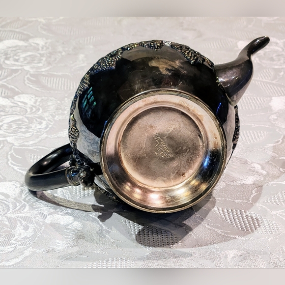 W. Rogers Grape & Vine pattern #1047 silver plated tea pot. W/ bakelite handle - Picture 7 of 12